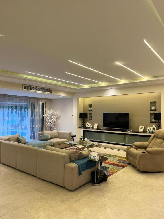 Villa Grand Auc شارع ال 90 *